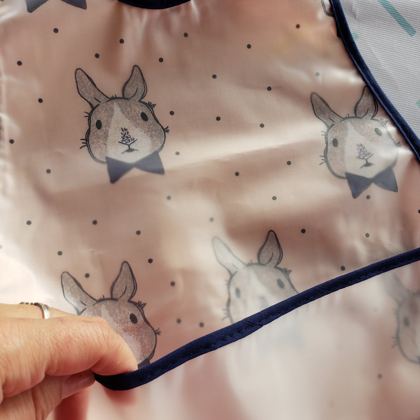 Babero impermeable conejos