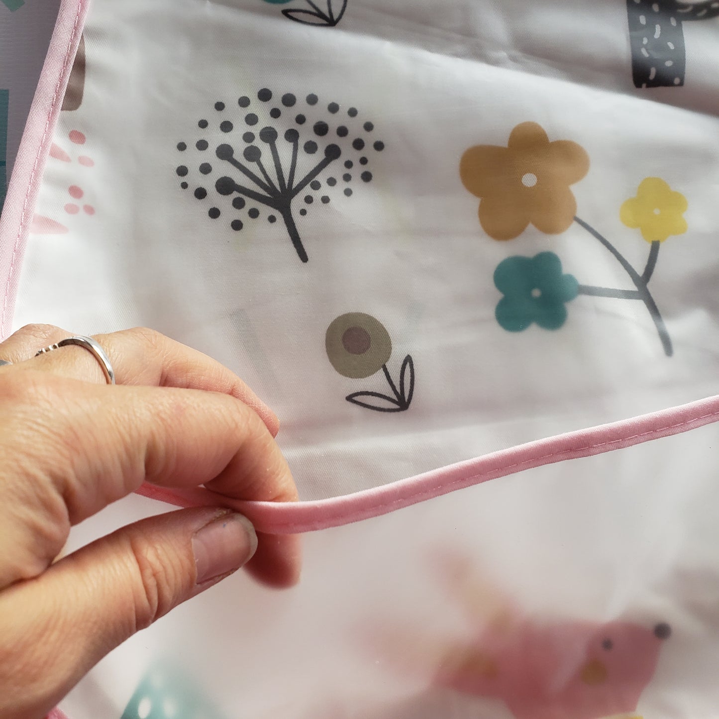 Babero impermeable bosque rosa