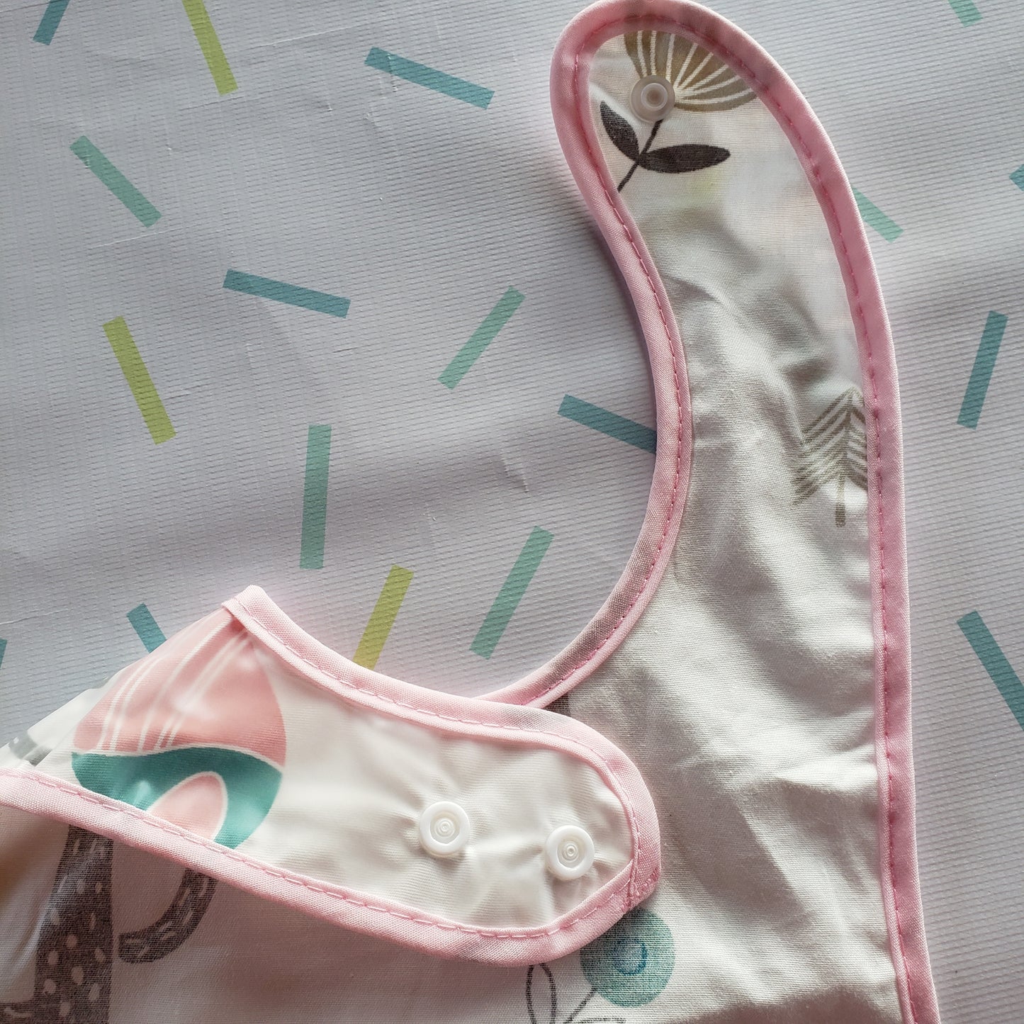 Babero impermeable bosque rosa