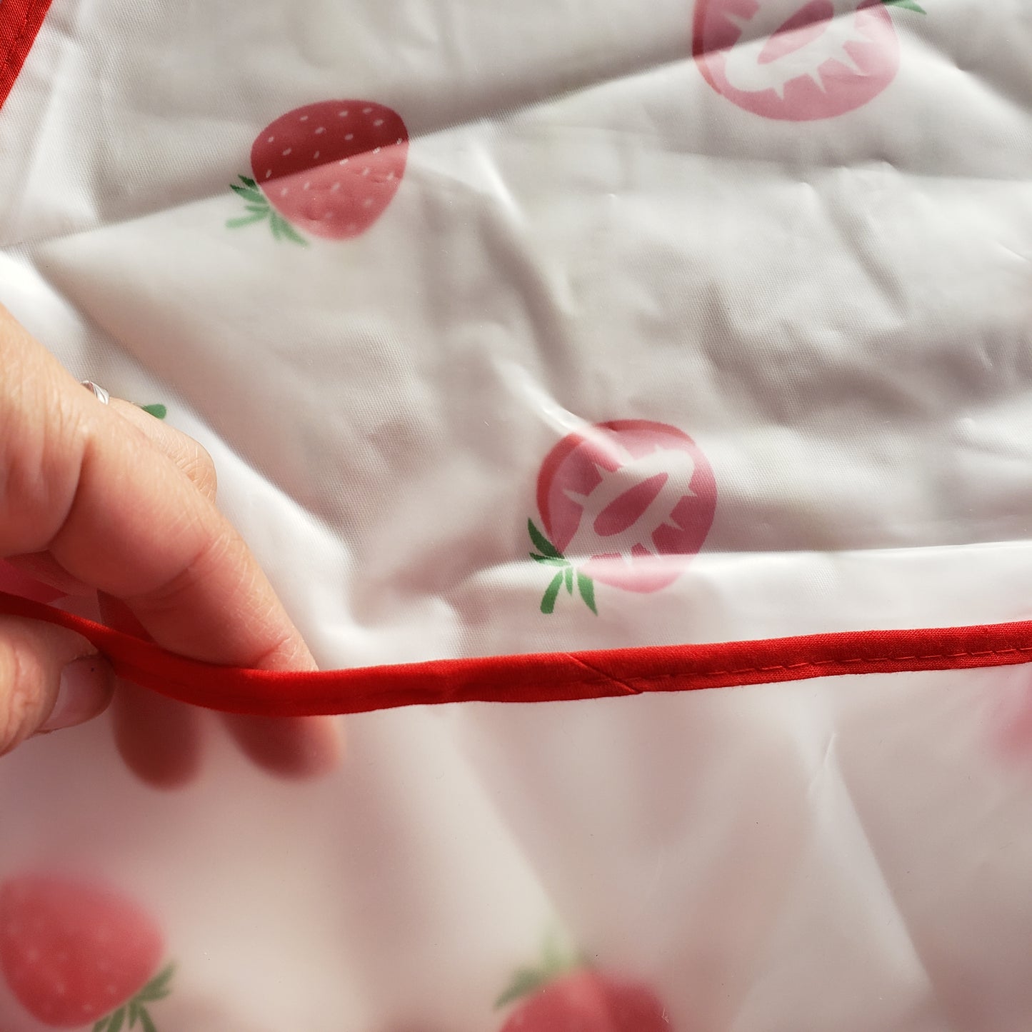 Babero impermeable frutillas