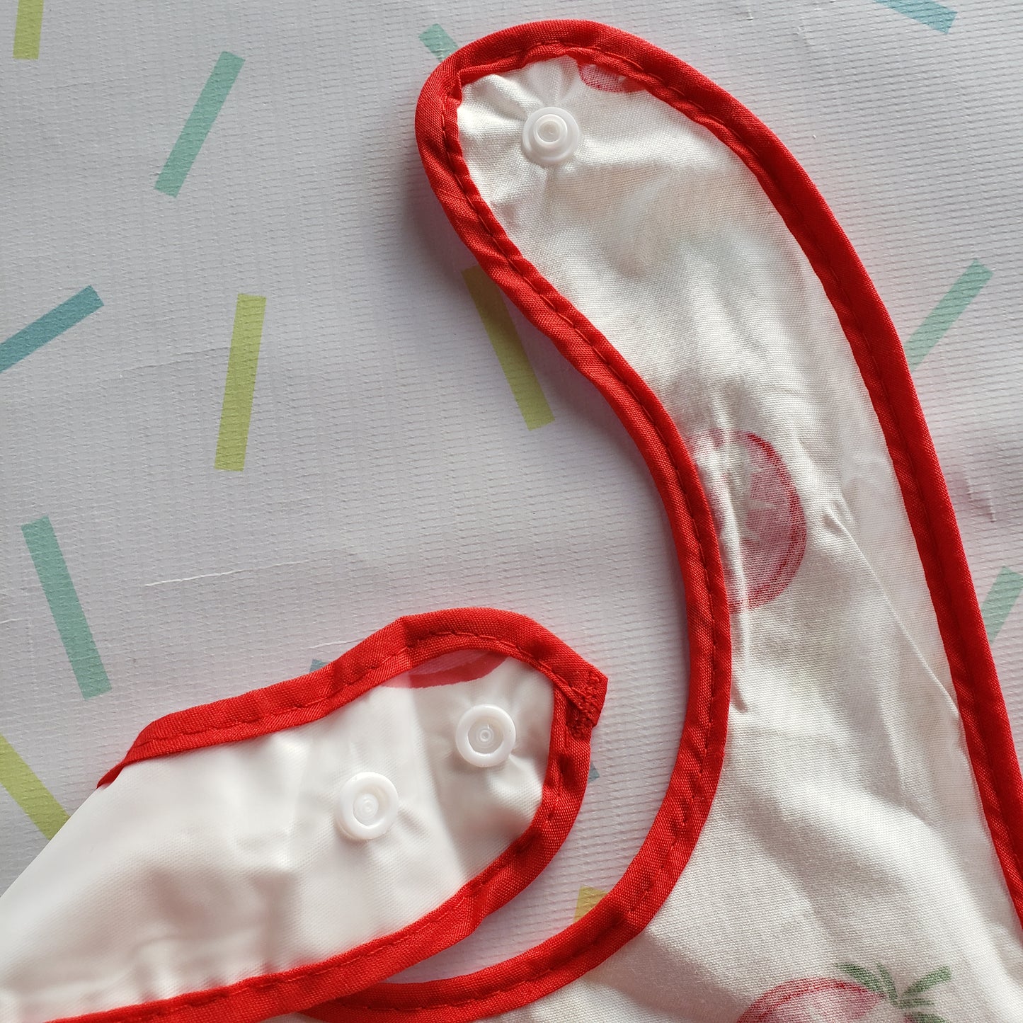 Babero impermeable frutillas