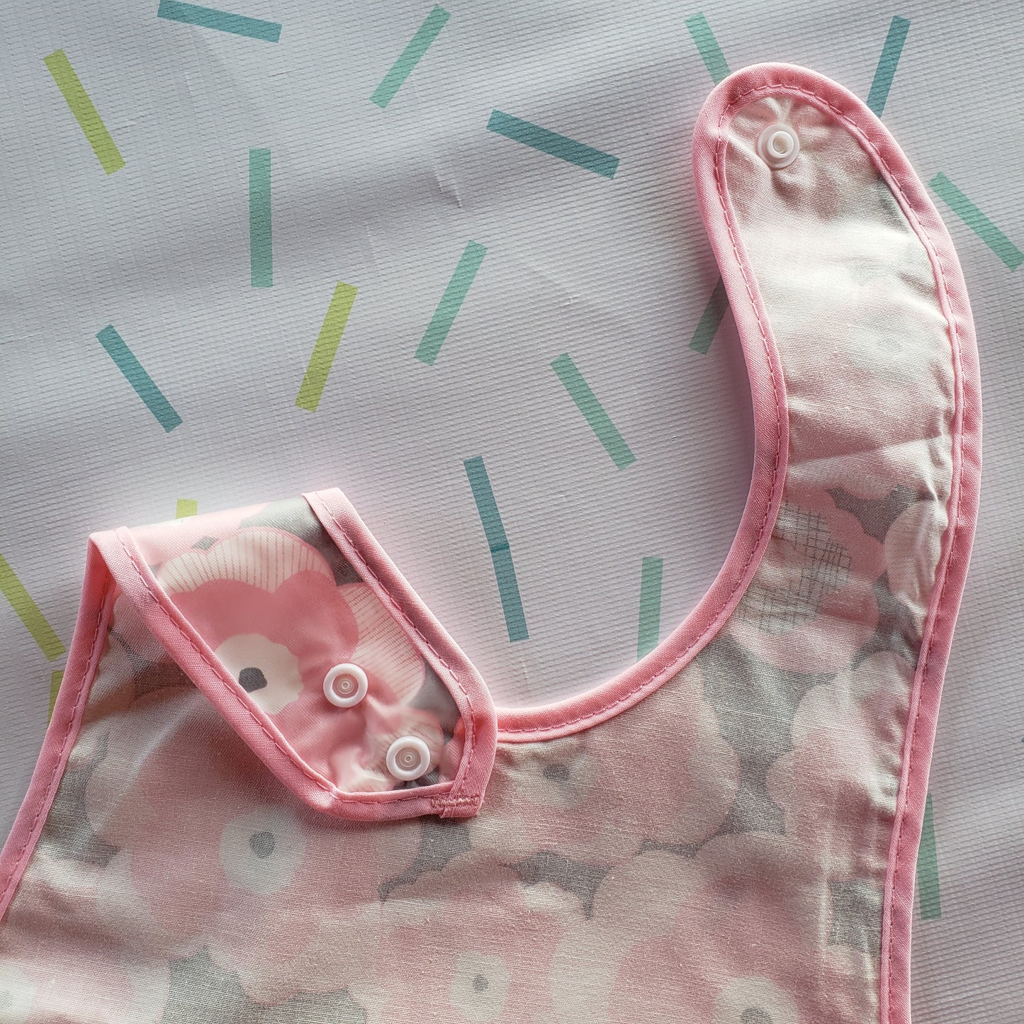 Babero impermeable flores rosa