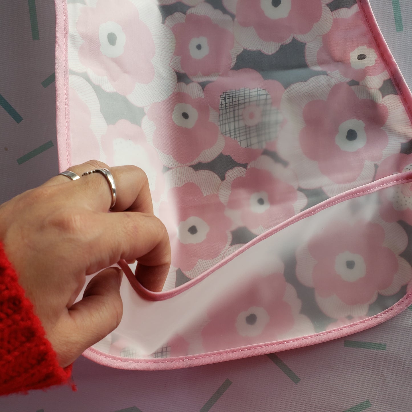 Babero impermeable flores rosa