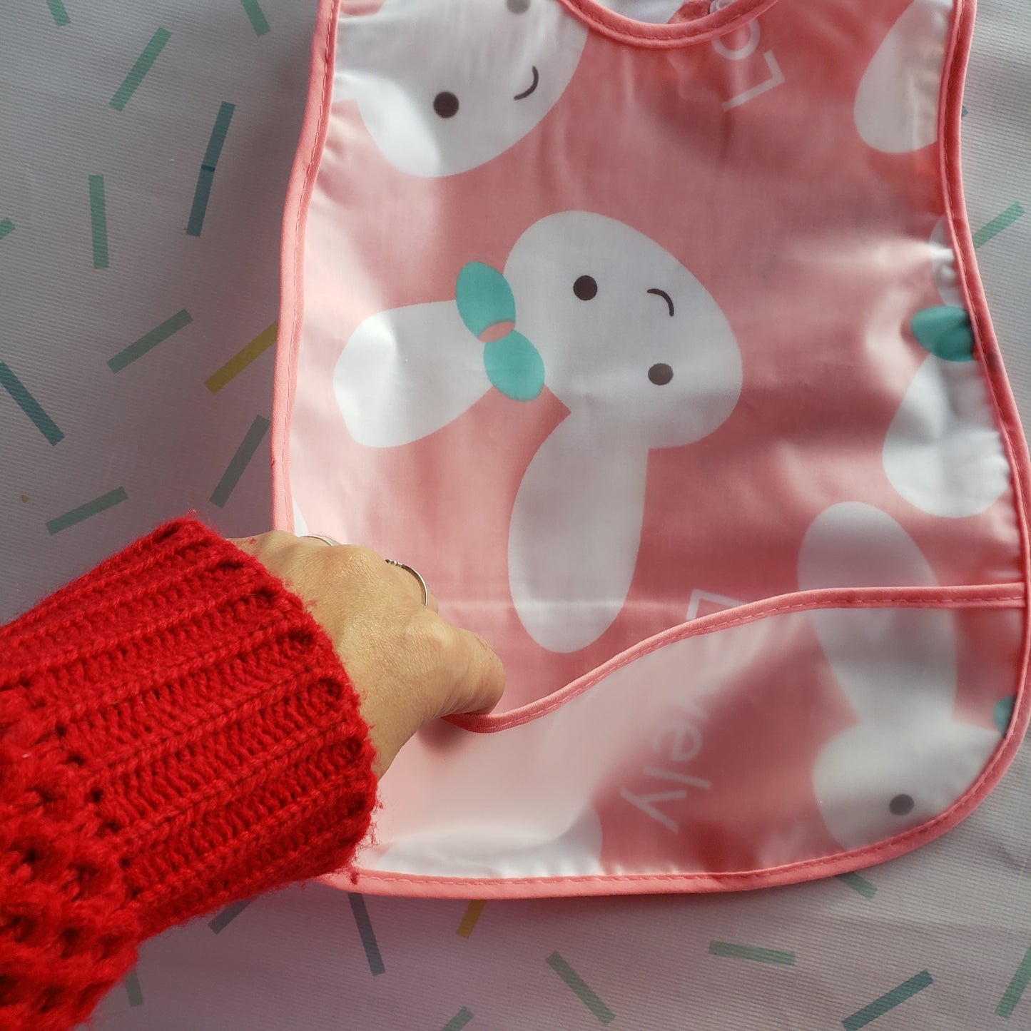 Babero impermeable conejos rosa
