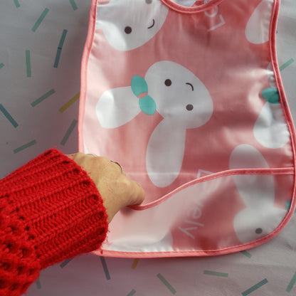 Babero impermeable conejos rosa