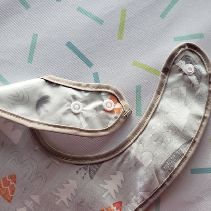 Babero impermeable bosque gris