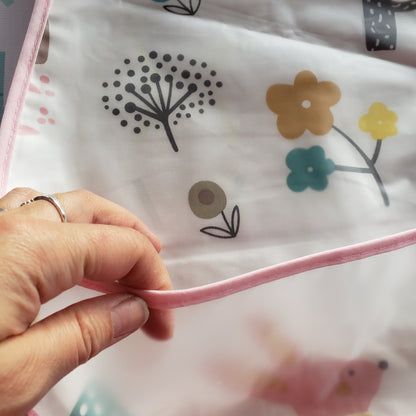 Babero impermeable bosque rosa